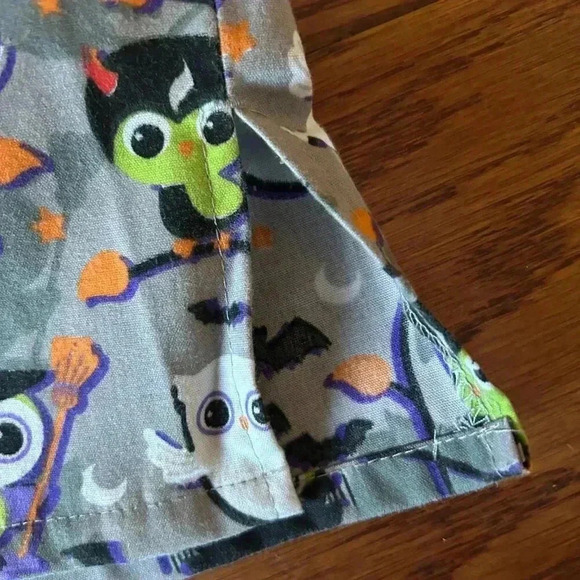 Halloween V-neck Scrub Top Owls Bats Witches Two Pockets Size Medium Medical Vet - Picture 7 of 9